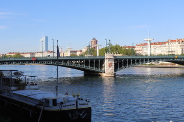 Obraz premium Ville de Lyon - Pont de l'Université sur le fleuve Rhône inauguré en 1903 avec arches métalliques