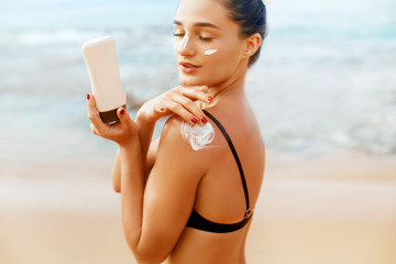 Beauty Woman applying sunscreen creme. Skin care. Body Sun protection sun cream. Bikini woman apply moisturizing Suntan lotion on back. Moisturizer