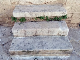 Gradini in pietra di una costruzione antica