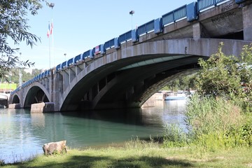 Fototapeta premium Ville de Lyon - Le Pont Pasteur sur le fleuve Rhone en béton armé inauguré en 1952 