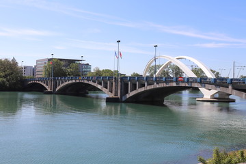 Ville de Lyon - Le Pont Pasteur sur le fleuve Rhone en béton armé inauguré en 1952 