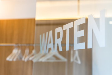 Warten Schriftzug im Wartezimmer einer Arztpraxis