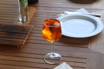 Cocktail steht auf Tisch für Grillabend