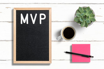 Buchstabentafel mit Abkürzung MVP auf Holzuntergrund