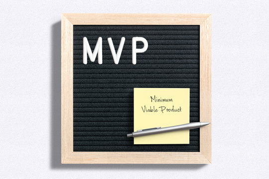 Buchstabentafel mit Abk&uuml;rzung MVP auf wei&szlig;em Untergrund