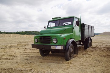 Fototapeta premium Historischer Oldtimer LKW