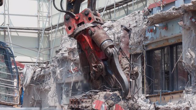 鉄筋コンクリート作りの建築物取り壊し現場
