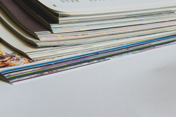 Zeitschriftenstapel auf weißen Untergrund