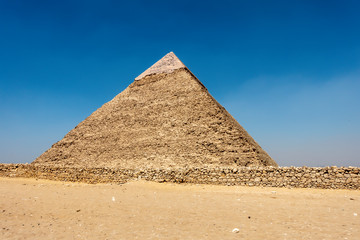 Fototapeta na wymiar pirámide en el desierto en egipto