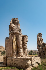 estatuas en luxor egipto en el desierto