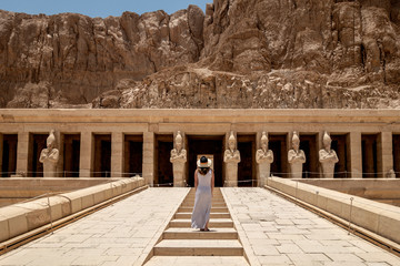 Obraz premium chica en escaleras en templo luxor egipto