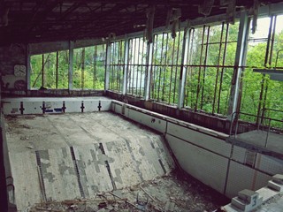 Opuszczony basen w miejscowości Prypeć 33 lata po wybuchu reaktora w Czarnobylu