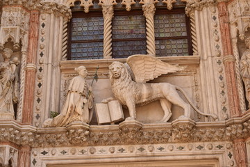 Detalle de construci&oacute;n de la Basilica de San Marcos.