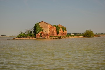 construci&oacute;n en ruina en una isla de la laguna de Venecia.