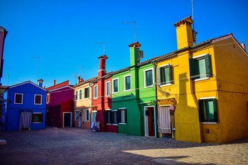 Fototapeta na wymiar Casas de variados colores en la isla de Burano