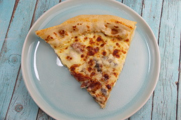 Part de pizza sur une assiette