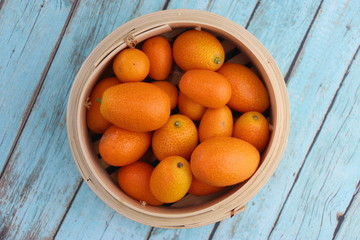 Kumquats dans un panier en bambou