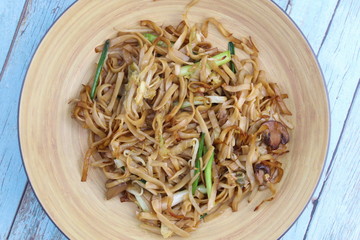 Nouilles chinoise dans un bol en bambou