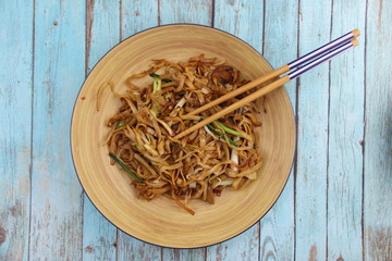 Nouilles chinoise et baguettes