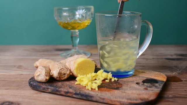 Preparation of therapeutic drink from honey and ginger