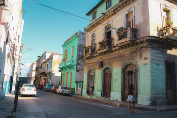 Plakat Colorful street and old car in Havana, Cuba