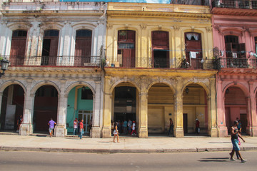 Obraz premium Colorful street and old car in Havana, Cuba