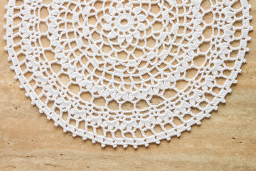 Crocheted round-type napkin of white color