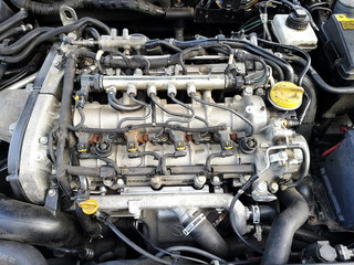 Vierzylindermotor mit Turbolader aus schwedischer Produktion in einer alten Autowerkstatt und...