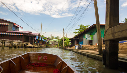 Fototapeta na wymiar Floating market, Amphawa in thailand
