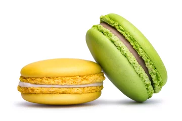 Abwaschbare Fototapete Macarons Gelbe und grüne Macaron-Kekse isoliert auf weißem Hintergrund