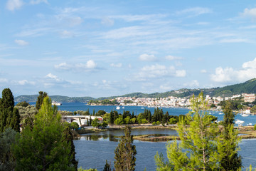 Fototapeta na wymiar Blick auf die Stadt Skiathos in Griechenland