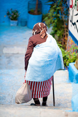 Anciana con bastón en Chauen, Marruecos