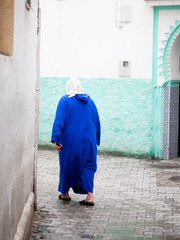 Mujer con vestido azul en Tánger, Marruecos