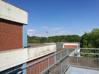 Moderne Architektur mit rotbraunem Klinker des Niklas-Luhmann-Gymnasium im Sommer bei blauem Himmel und Sonnenschein in Oerlinghausen bei Bielefeld im Teutoburger Wald in Ostwestfalen-Lippe