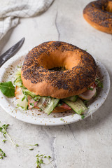 Bagel with bacon, cucumber and herbs