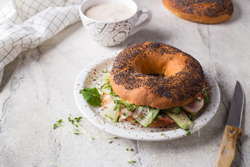 Bagel with bacon, cucumber and herbs
