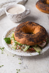 Bagel with bacon, cucumber and herbs