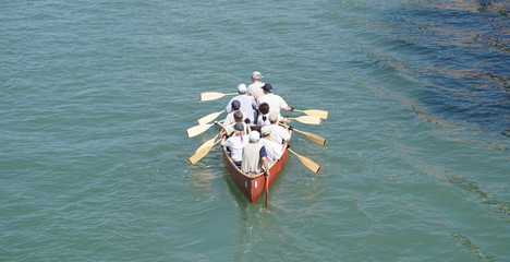 Rowing boat in the sea © Santiago