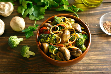 Egg noodles with vegetables in bowl