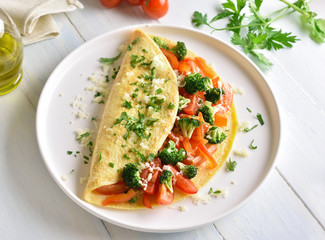 Stuffed omelette with tomatoes, red bell pepper and broccoli
