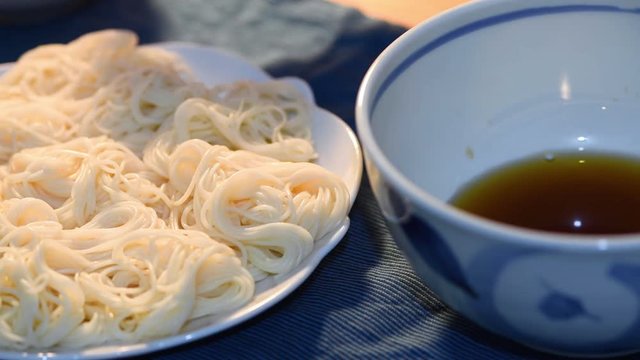 そうめんを食べる