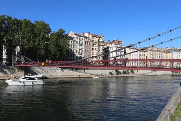 Fototapeta premium Ville de Lyon - Passerelle Saint Vincent - Pont piéton sur la rivière saône - ouvert en 1832