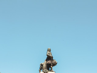 Obraz premium Marquis of Pompal statue with lion, Lisbon