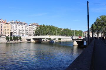Fototapeta premium Ville de Lyon - Pont de la Feuillée sur la rivière Saône construit en 1949
