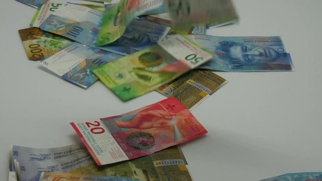 Geldregen mit schweizer Banknoten