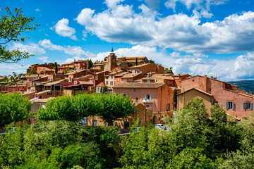 Fototapeta na wymiar Roussillon, small Provensal town with large ochre deposits, located within borders of Natural Regional Park of Luberon