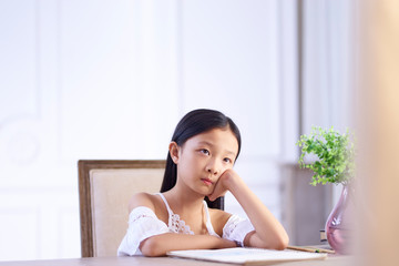 Obraz na płótnie Canvas contemplative little asian girl