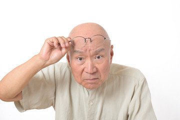 老眼のシニア男性