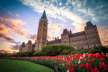 Foto auf Acrylglas Kanada Ansicht des kanadischen Parlamentsgebäudes in Ottawa während des Tulpenfestivals