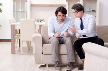 Obraz premium Young male patient discussing with psychologist personal problem